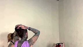 Bak kulissene med Von Poison og Carmona, hun ga ræva si til ham på håret