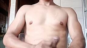 Trabajador con Pene Grueso Cabeza Rosada Deslechando en Video Casero