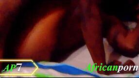 Svart tjej knullas hårt av pilkuk i missionärsställ!