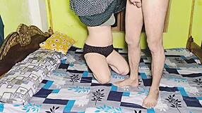 Kurva, tahle indická milfka jde naplno s nevlastním synem, plná energie! 🔥💦