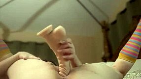 Vročna fit milf skače na ogromen dildo