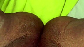 Latina onanerer med dildo fra bror