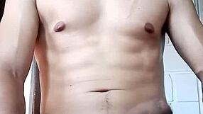 Trabajador con Pene Grueso Cabeza Rosada Deslechando en Video Casero