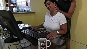 Nicoly Mattos suger chefens pik så tager anal på receptionen sofa