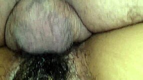 Občudujem ženin naravni kosmat gozd in kremo teksturo