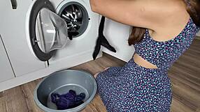 زوجة أبي عالقة في الغسالة، تحصل على كريم باي من قضيب وحشي 😏