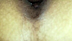 Občudujem ženin naravni kosmat gozd in kremo teksturo