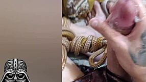 このゲイシーンで彼が足で大きなチンポを撫でる