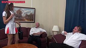 Sykepleier Sadie vil ha monsterkuk creampie i bad uniform