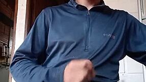 Рабочий с толстым хуем розовой головкой дрочит в домашнем видео