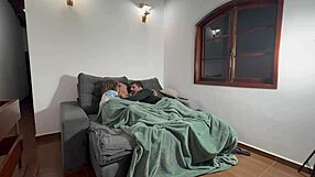 fudendo a esposa enquanto o corno assistia