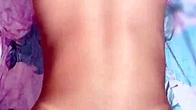 Žena nagnjena v doggystyle s kosmato pičko za creampie