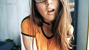 Brunetka punca te spodbuja k cmujanju z velikimi naravnimi joškami