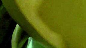 Kalena Mitrak uživa u linijama od sunčanja na svojoj velikoj guzici u krevetu