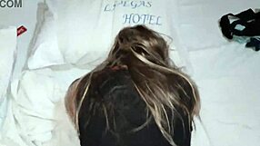 Blondi latinalainen kumartuu raa'alle doggystyylille ja perseelle creampie