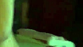 Pizda suge pulă mare cu poftă, țâțelor săltând în timp ce o ia adânc, ejaculând în gură