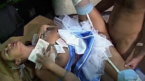 Follada rubia colegiala en medias y tacones para anal salvaje