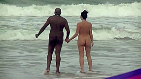 واو، مزيد من الزب الأسود ينيك على الشاطئ العاري! هل تصدق هذا الفعل البري؟ جرب العينة المجانية!