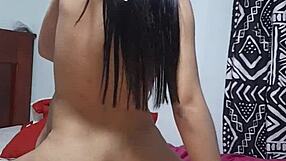 Chupada de culo para mi pequeña hermanastra viendo porno pt2