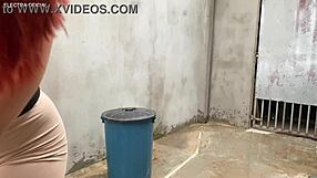 Empregada estrangeira, roupa provocante, aumenta desejo