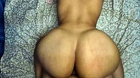 Hej, snaja mi došla u posetu, stavljam je na sve četiri za zabavu s tom velikom guzom 😏. Biće divlje napolju.