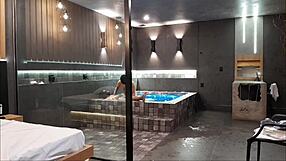 Levei Minha Amiga ao Motel de Luxo, Ela Adorou e Liberou o Cuzinho