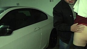 Amaterska brinetka zadirkuje veliki kurac u nemačkom doggystyleu, savijena puca i jebe evropsku curu