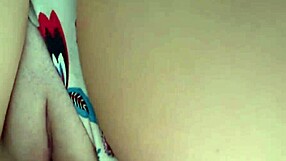 Sesanje v fertilnostni kliniki postane divje z nerdico v kostumu in očali ki pogoltne vse