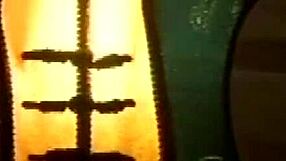 Hej, pogledaj ovu požudnu plavušu s velikim kurcem u ustima i pički