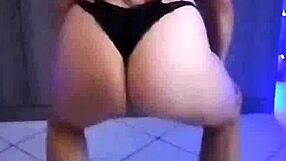 gostosa bunduda parades in lingerie for halloween