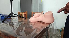 Wpycham wielkiego kutasa w tę zabawkę seksowną prosto w jadalni