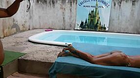 Dečko jebe Samantu do prskanja na žurci