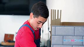 Najstnice ga učijo anala med halloweenskim trojčkom v družini