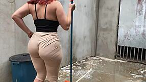 Empregada estrangeira, roupa provocante, aumenta desejo