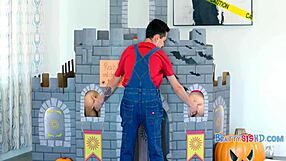 צעירות מלמדות אותו אנאלי בשלישיית משפחה חורגת הלואין