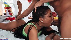 Athletic bodybuilder deepthroats big cock for birthday