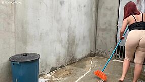 Empregada estrangeira, roupa provocante, aumenta desejo