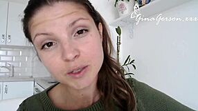 Plavuša Ruskinja 18+ Gina Gerson na kućnom fan intervjuu