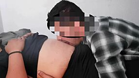 Gadis Latina MILF nikmati licking pusar sesi fetish