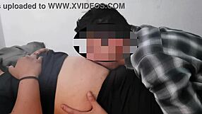 Latina MILF uživa v liženju popka fetiš seansi