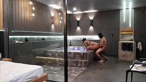 Levei Minha Amiga ao Motel de Luxo, Ela Adorou e Liberou o Cuzinho