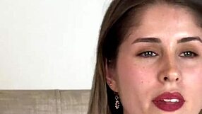 אני היידי פינו מציגה ציצים טבעיים בוובקאם חי