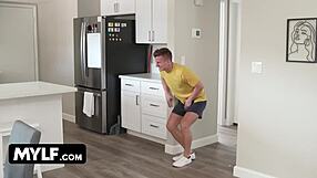 Vroči pastorek free use bogate mačehe Crystal Clark v globokem grlu roleplay za boleča jajca z divjim cumshotom - freeuse milf