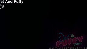 wetandpuffy青い何かで濡れマンコ指オナニーイキ