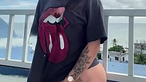 Je suis la femme exhibitionniste qui flash sa chatte serrée dehors, se masturbe solo pour tous. Attends, je l'ai dit à voix haute ?