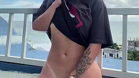 Soy la esposa exhibicionista mostrando mi coño apretado al aire libre, masturbándome sola para que todos vean. Espera, ¿acabo de decir eso en voz alta?