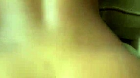 جلسة بي دي إس إم عاطفية مع عبدة حبيبة منحنية لركوب شديد