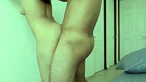 Ragazza cosce grosse implora leccata figa e sborrata culo