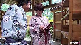 เกอิชาญี่ปุ่นดูดควยที่สปาในมัซซาจโฟมแบบไม่เซ็นเซอร์