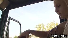 Forførende kæreste rider pik hårdt mens hun suger dybt